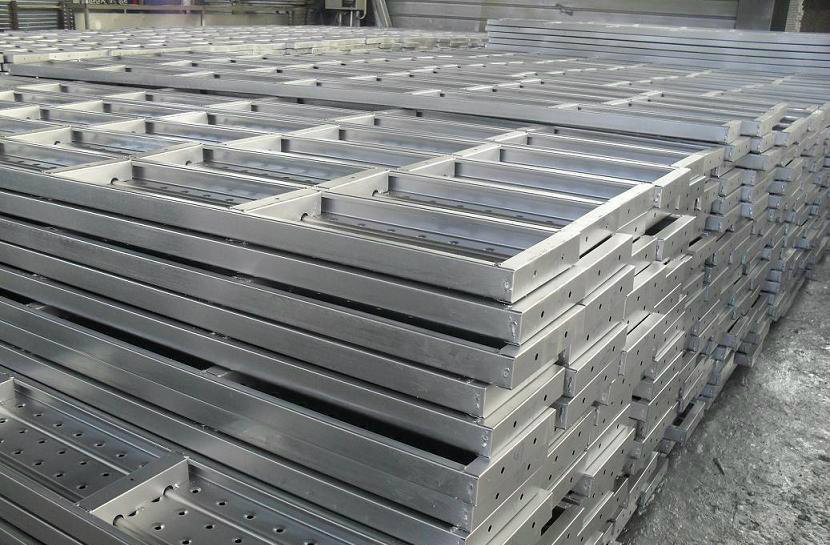 Scaffolding plank
